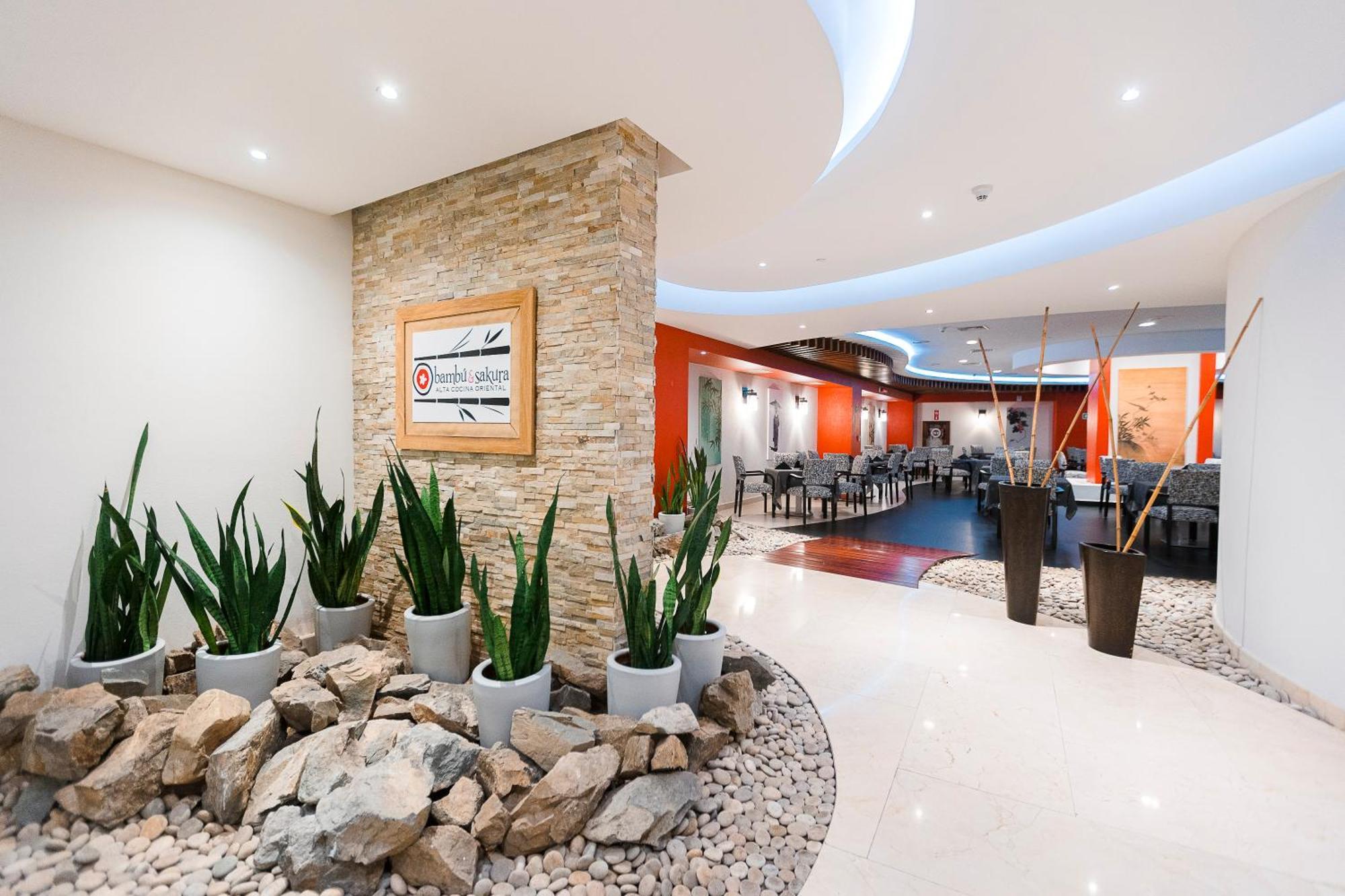 Azul Ixtapa Grand All Inclusive Suites - Spa & Convention Center Eksteriør billede The interior of the airport